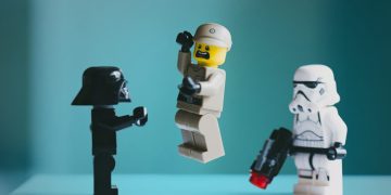 LEGO-Minifiguren in einer Szene vor türkisfarbenem Hintergrund. LEGO-/Star-Wars-Minifiguren. Foto: Daniel Cheung via unsplash