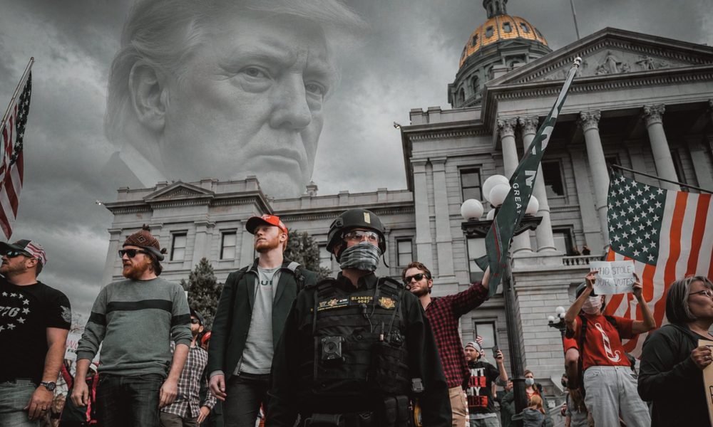Proteste vor dem Kapitol 2021 (Bild: Colin Lloyd/Unsplash; KI-Montage)