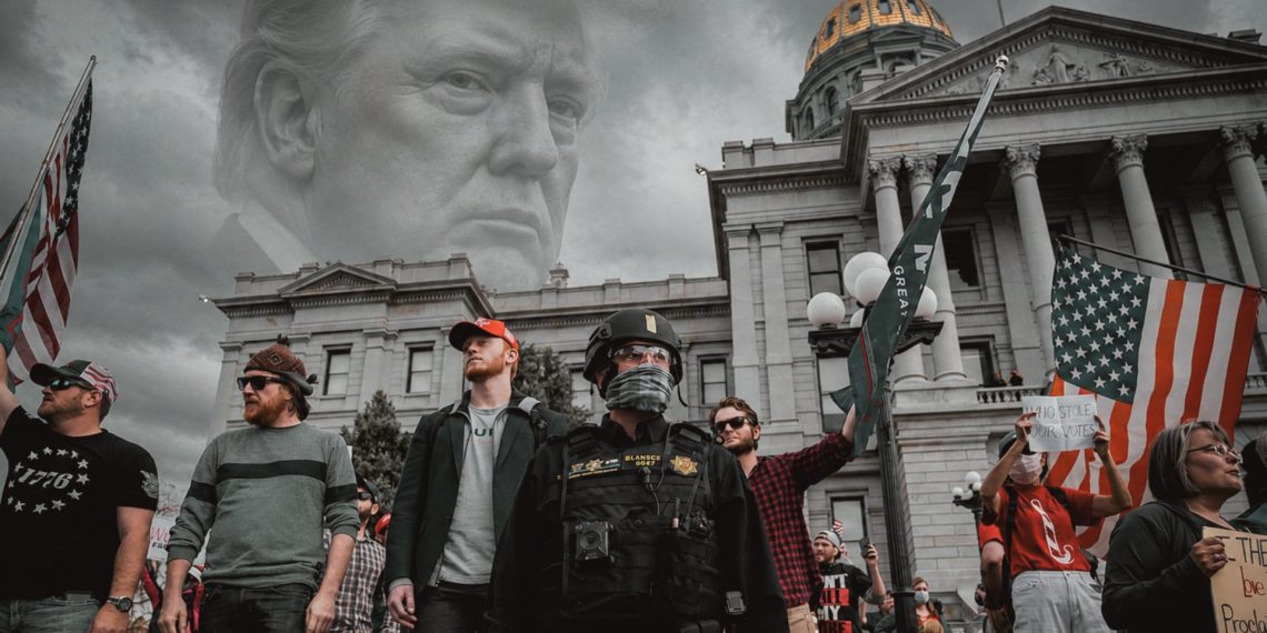 Proteste vor dem Kapitol 2021 (Bild: Colin Lloyd/Unsplash; KI-Montage)