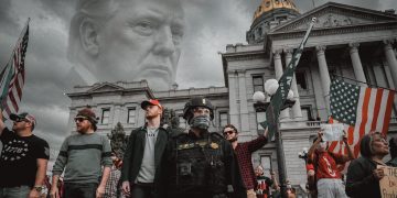 Proteste vor dem Kapitol 2021 (Bild: Colin Lloyd/Unsplash; KI-Montage)