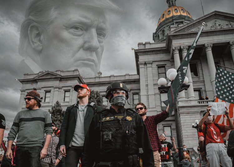 Proteste vor dem Kapitol 2021 (Bild: Colin Lloyd/Unsplash; KI-Montage)