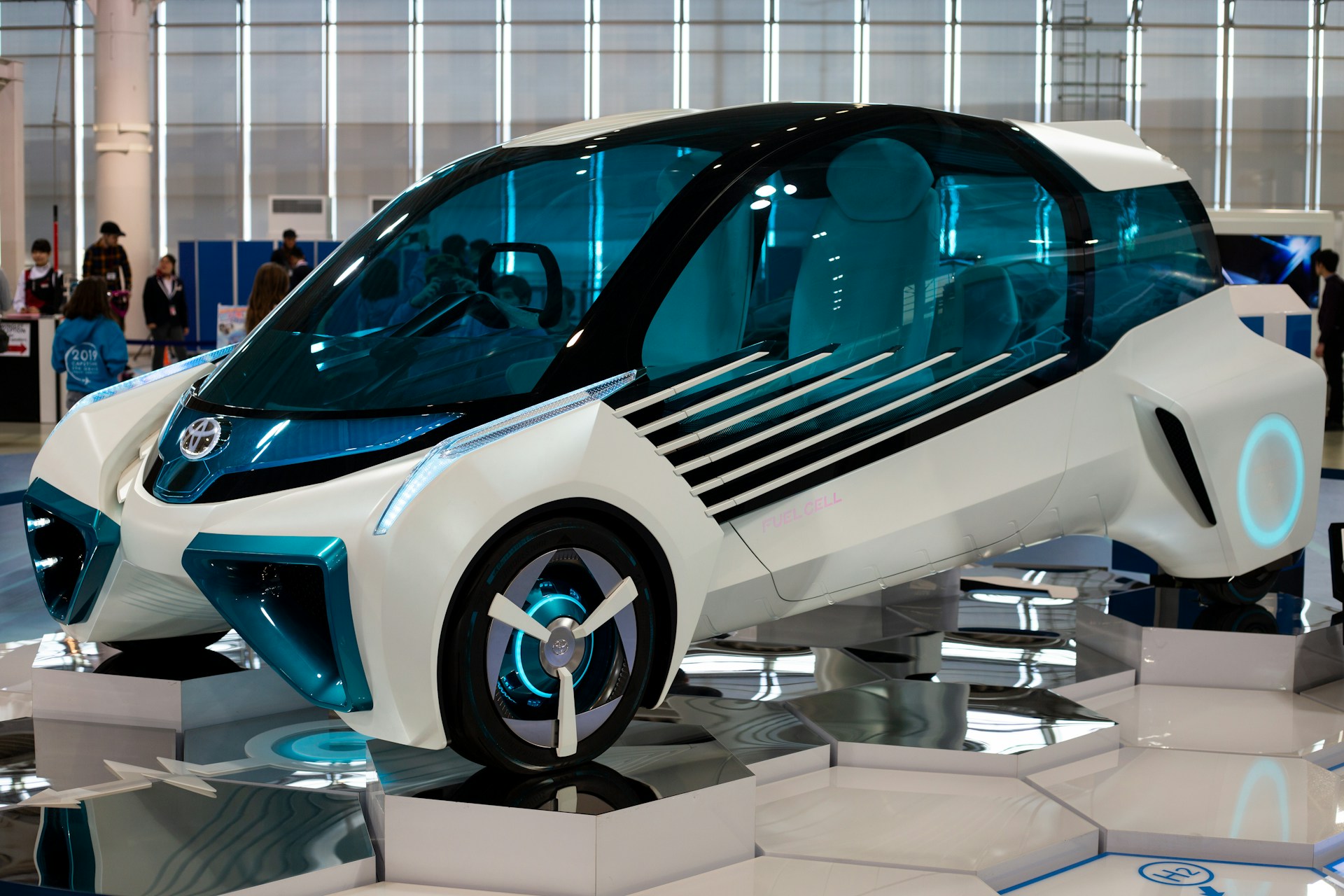 Ein Toyota-Konzeptfahrzeug mit Wasserstoff-Brennstoffzelle wird im Megaweb Toyota City Showcase in Tokio ausgestellt. Das futuristische Modell zeigt, wie Hersteller neben Elektroautos auch alternative Antriebe wie Wasserstoff erproben.