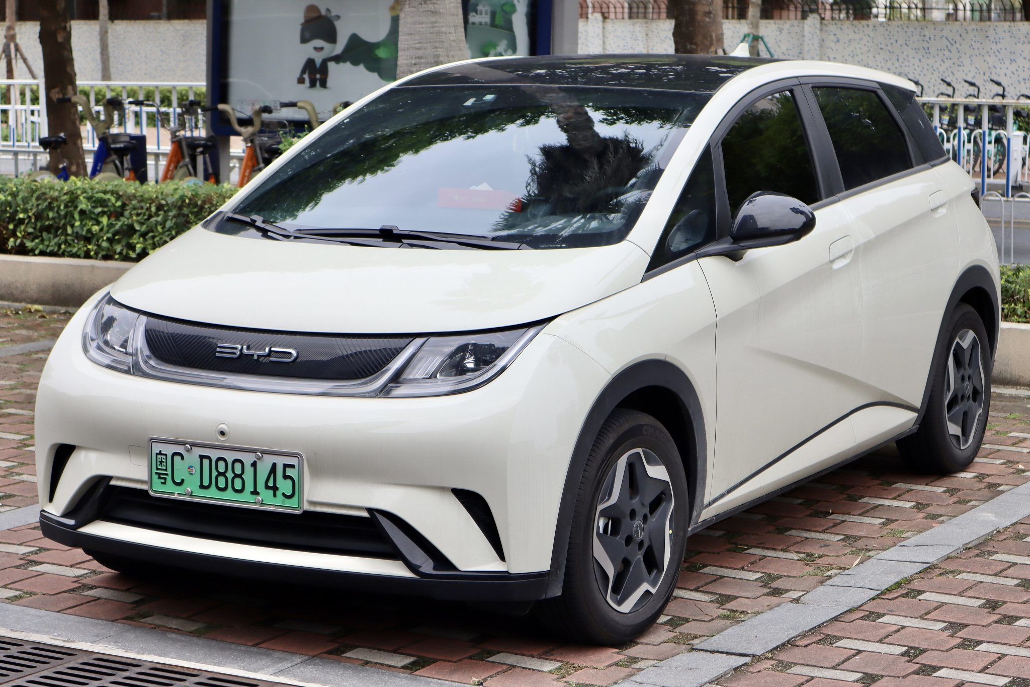 Ein weißer BYD Dolphin EV steht auf einem Parkplatz in Zhuhai in der chinesischen Provinz Guangdong. Das Elektroauto zeigt, wie stark chinesische Hersteller inzwischen auf kompakte Elektrofahrzeuge setzen – und wie sichtbar Elektromobilität längst im Alltag angekommen ist.