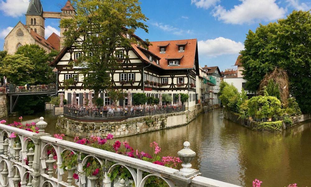 Brücke mit Blick auf Fluss und Cafè in Esslingen am Neckar. (Foto: Nina Popovic/Unsplash, KI-optimiert)