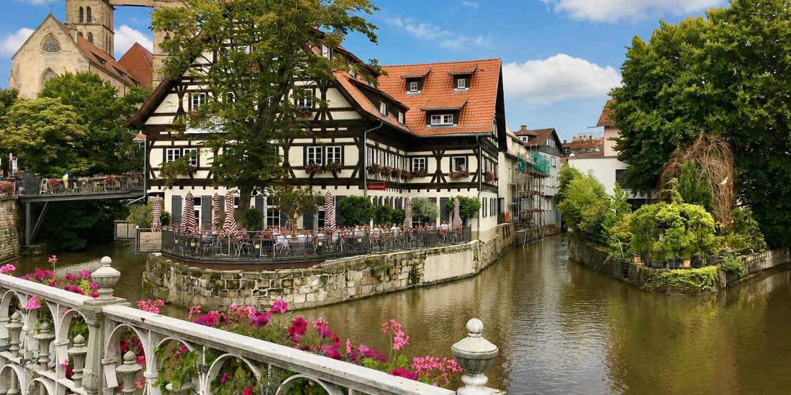Brücke mit Blick auf Fluss und Cafè in Esslingen am Neckar. (Foto: Nina Popovic/Unsplash, KI-optimiert)