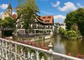 Brücke mit Blick auf Fluss und Cafè in Esslingen am Neckar. (Foto: Nina Popovic/Unsplash, KI-optimiert)
