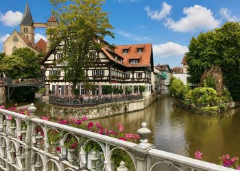 Brücke mit Blick auf Fluss und Cafè in Esslingen am Neckar. (Foto: Nina Popovic/Unsplash, KI-optimiert)