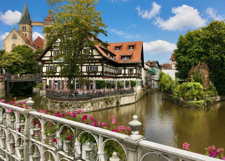 Brücke mit Blick auf Fluss und Cafè in Esslingen am Neckar. (Foto: Nina Popovic/Unsplash, KI-optimiert)