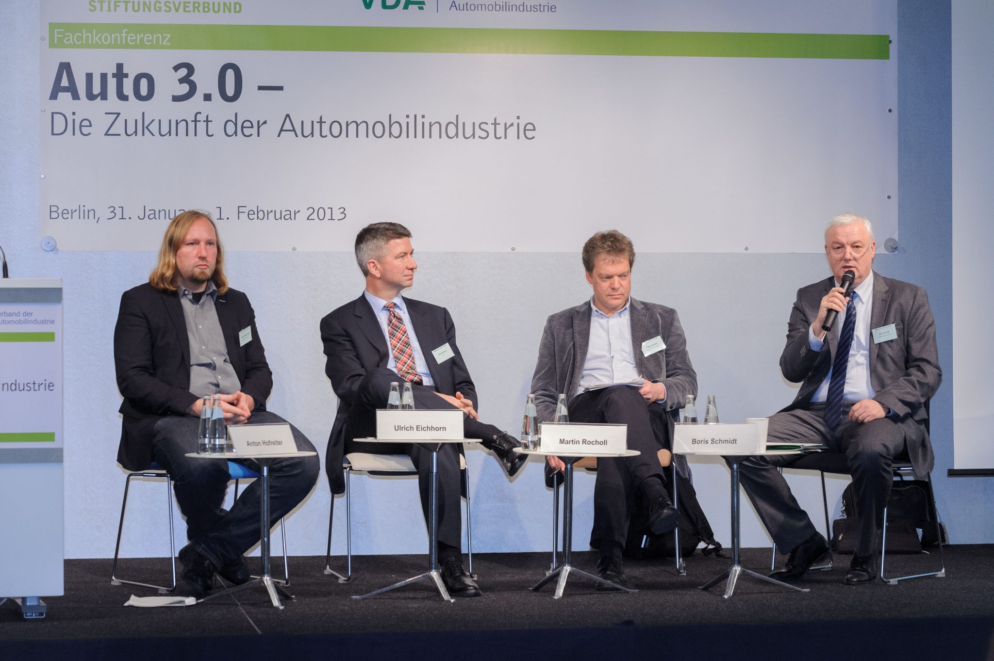 Podium der Fachkonferenz „Auto 3.0 – Die Zukunft der Automobilindustrie“ in Berlin. Von links nach rechts: Anton Hofreiter, MdB für Bündnis 90/Die Grünen und damaliger Vorsitzender des Verkehrsausschusses, Dr. Ulrich Eichhorn, Geschäftsführer des Verbands der Automobilindustrie, Martin Rocholl, Programmdirektor Transport bei der European Climate Foundation, sowie Moderator Boris Schmidt von der Frankfurter Allgemeinen Zeitung, Ressort Technik und Motor.