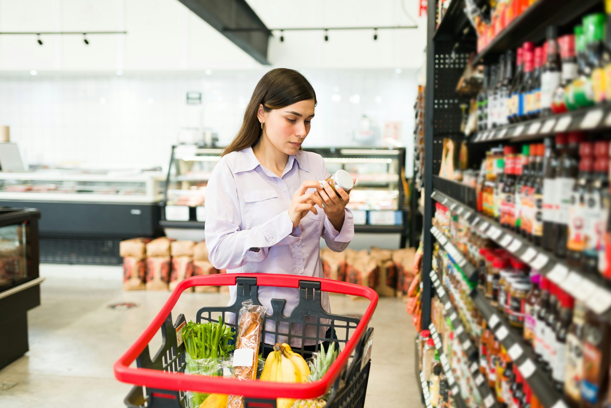 Einkäuferin liest Etikett eines Produkts im Supermarkt genau. (Foto: getty images/Unsplash) - greenwashing verbot