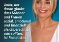 Margot Robbie ist eine australische Schauspielerin und Produzentin, die seit den frühen 2010er-Jahren in internationalen Filmproduktionen zu sehen ist. Bekannt wurde sie unter anderem durch ihre Rolle in „The Wolf of Wall Street“ sowie durch ihre Darstellung der Harley Quinn in mehreren DC-Filmen. In „I, Tonya“ übernahm sie die Hauptrolle der Eiskunstläuferin Tonya Harding und war auch an der Produktion beteiligt, wofür sie eine Oscar-Nominierung erhielt. Neben ihrer Schauspielarbeit gründete sie die Produktionsfirma "LuckyChap" Entertainment und wirkte 2023 als Hauptdarstellerin und Produzentin am Film „Barbie“ mit. Zitat: Jeder, der daran glaubt, dass Männer und Frauen sozial, emotional und finanziell gleichberechtigt sein sollten, ist Feminist:in. Margot Robbie