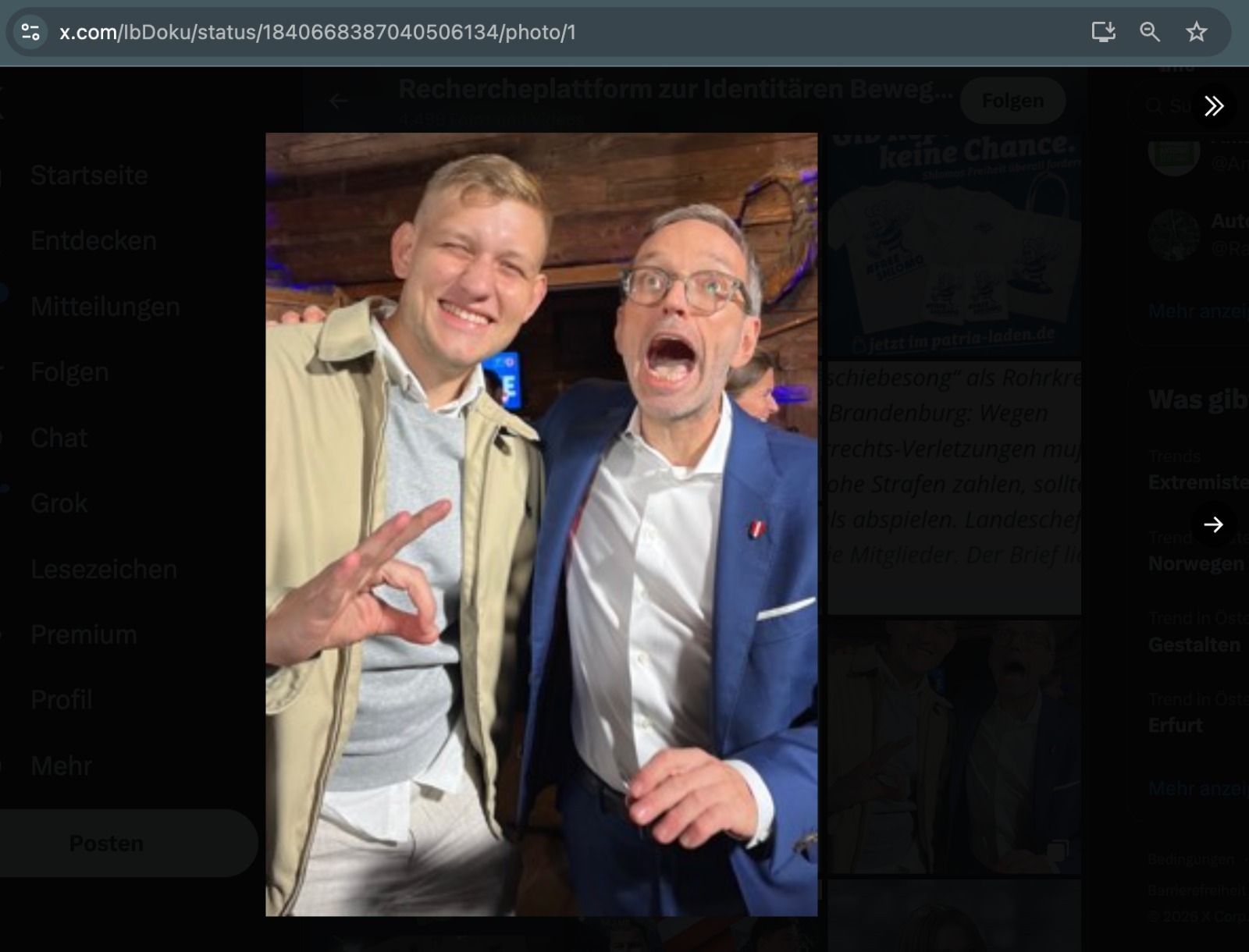 Yannick Wagemann posierte neben FPÖ-Parteichef Herbert Kickl auf der Party nach der Nationalratswahl 2024. Wagemann zu sehen mit einer "White Power"-Geste. Das Foto postete Wagemann auf seinem Profil auf X.com, das mittlerweile gelöscht, aber vom Account "IB Doku" archiviert und hochgeladen wurde. (Screenshot von X.com/IBDoku, 30.9.2024)
