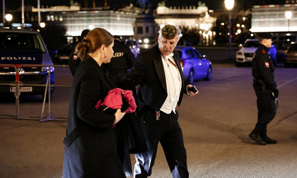 Walter Rosenkranz auf dem Weg zum Akademikerball 2023 (Foto: APA Pictures/Tobias Steinmaurer)