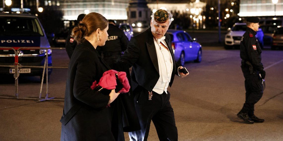 Walter Rosenkranz auf dem Weg zum Akademikerball 2023 (Foto: APA Pictures/Tobias Steinmaurer)