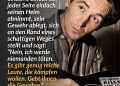 Woody Guthrie prägte wie kaum ein anderer Musiker den Protestsong in den USA. Er sang für jene, deren Stimmen oft vergessen wurden: Landarbeiter, Arbeitslose, Migrant:innen. Mit seiner Gitarre und den einfachen, aber politischen Texten gilt er bis heute als Vorbild für Generationen von Singer-Songwritern. Zitat: Ich würde gerne sehen, wie jeder einzelne Soldat auf jeder Seite einfach seinen Helm abnimmt, sein Gewehr ablegt, sich an den Rand eines schattigen Weges stellt und sagt: "Nein, ich werde niemanden töten. Es gibt genug reiche Leute, die kämpfen wollen. Gebt ihnen die Gewehre." Woody Guthrie