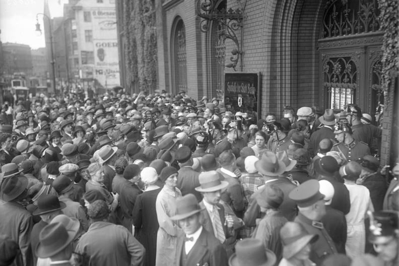 Berlin, 13. Juli 1931: Nach dem Zusammenbruch der Danat-Bank drängen Sparer:innen zur Sparkasse am Mühlendamm, um Ersparnisse abzuheben und in Fremdwährungen zu tauschen. Der Bankensturm ist Folge der Weltwirtschaftskrise: US-Kredite brechen weg, Deutschlands Wirtschaft gerät ins Wanken. Die Regierung schließt Banken und Börsen vorübergehend und stoppt den Währungsumtausch. Die Danat-Bank ist zu diesem Zeitpunkt die zweitgrößte Bank Deutschlands. (Foto: Bundesarchiv, Bild 102-12023 / Georg Pahl / Wikipedia/ CC-BY-SA 3.0 de)