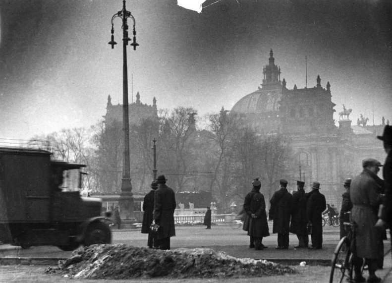 In der Nacht vom 27. auf den 28. Februar 1933 brannte der Berliner Reichstag. Wer das Feuer gelegt hat, ist bis heute umstritten. Festgenommen wurde Marinus van der Lubbe, ein linker Arbeiter aus den Niederlanden. Die Nazis erklärten den Brand zum kommunistischen Aufstandsversuch und nutzten ihn als Vorwand für Massenverhaftungen. Mit der Reichstagsbrandverordnung wurden Grundrechte außer Kraft gesetzt und der Weg in die Diktatur geebnet. (Foto: Bundesarchiv, Bild 146-1977-148-19A / Wikpedia / CC-BY-SA 3.0 de) (Link https://creativecommons.org/licenses/by-sa/3.0/de/deed.en)