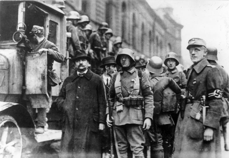 Am 9. November 1923 nahm der „Stoßtrupp Adolf Hitler“ in München neun sozialistische Stadträte als Geiseln und sperrte sie in den Bürgerbräukeller. Die Putschisten – Nationalsozialisten, SA und verbündete Wehrverbände um Hitler und Ludendorff – wollten die Reichsregierung und die parlamentarische Demokratie stürzen und stattdessen eine Diktatur errichten. (Foto: Bundesarchiv, Bild 146-2007-0003 /Wikipedia/ CC-BY-SA 3.0 de)
