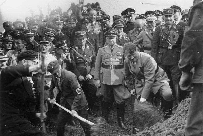Am 23. September 1933 inszeniert Adolf Hitler den ersten Spatenstich für die Reichsautobahn Frankfurt/Main–Darmstadt–Mannheim als Zeichen im Kampf gegen die Arbeitslosigkeit. Neu war die Autobahn-Idee allerdings nicht: Bereits am 6. August 1932 hatte Kölns Oberbürgermeister Konrad Adenauer die heutige A555 eingeweiht – Deutschlands erste Autobahn. (Quelle: Bundesarchiv, Bild 183-R27373 / Wikipedia, CC-BY-SA 3.0 de ((Link https://creativecommons.org/licenses/by-sa/3.0/de/deed.en)