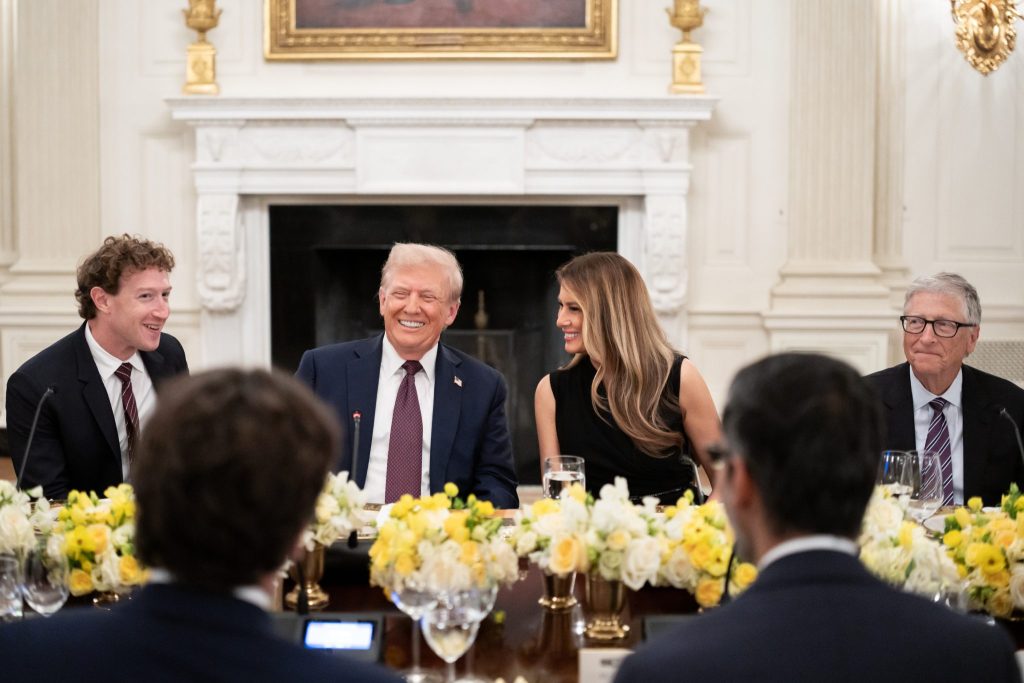 Mark Zuckerberg, Donald Trump (Foto: Official White House Photo by Andrea Hanks); Milliardärssteuer