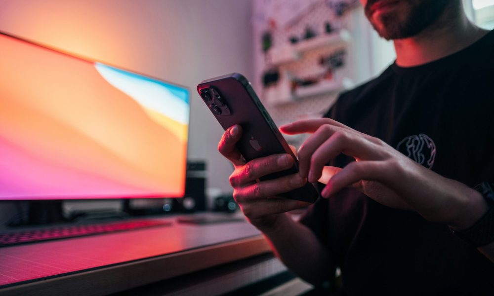 Mann scrollt und tippt am Handy. (Foto: Unsplash/Jonas Leupe)