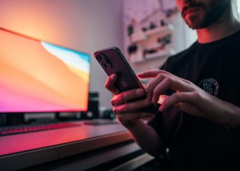 Mann scrollt und tippt am Handy. (Foto: Unsplash/Jonas Leupe)