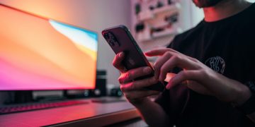 Mann scrollt und tippt am Handy. (Foto: Unsplash/Jonas Leupe)