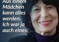Monika Helfer war eine der bedeutendsten Stimmen der zeitgenössischen österreichischen Literatur. Geboren in Vorarlberg, prägte sie über Jahrzehnte die deutschsprachige Gegenwartsliteratur mit ihrer unverwechselbaren Sprache, ihrem feinen Blick für zwischenmenschliche Beziehungen und ihrer Fähigkeit, persönliche Erinnerungen literarisch auszudrücken. Besonders mit ihren Romanen „Die Bagage“, „Vati“ und „Löwenherz“ erreichte sie ein breites Publikum und wurde weit über die Grenzen Österreichs hinaus bekannt. Ihre Bücher erzählen von Herkunft, Familie, Ausgrenzung, Verlust und den Spuren, die die Vergangenheit in unserem Leben hinterlässt. Dabei gelang es ihr stets, auch schwierige Themen mit großer Sensibilität und Menschlichkeit zu behandeln. Zitat: Aus einem Mädchen kann alles werden. Ich war ja auch eines. Monika Helfer