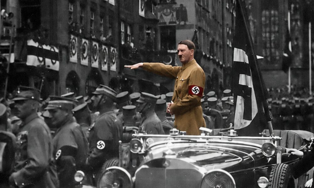 Hitler bei einer Parade auf dem Nürnberger Hauptmarkt anlässlich des Reichsparteitages im September 1935 (Foto: Charles Russell Collection, NARA; gemeinfrei; mit KI eingefärbt)