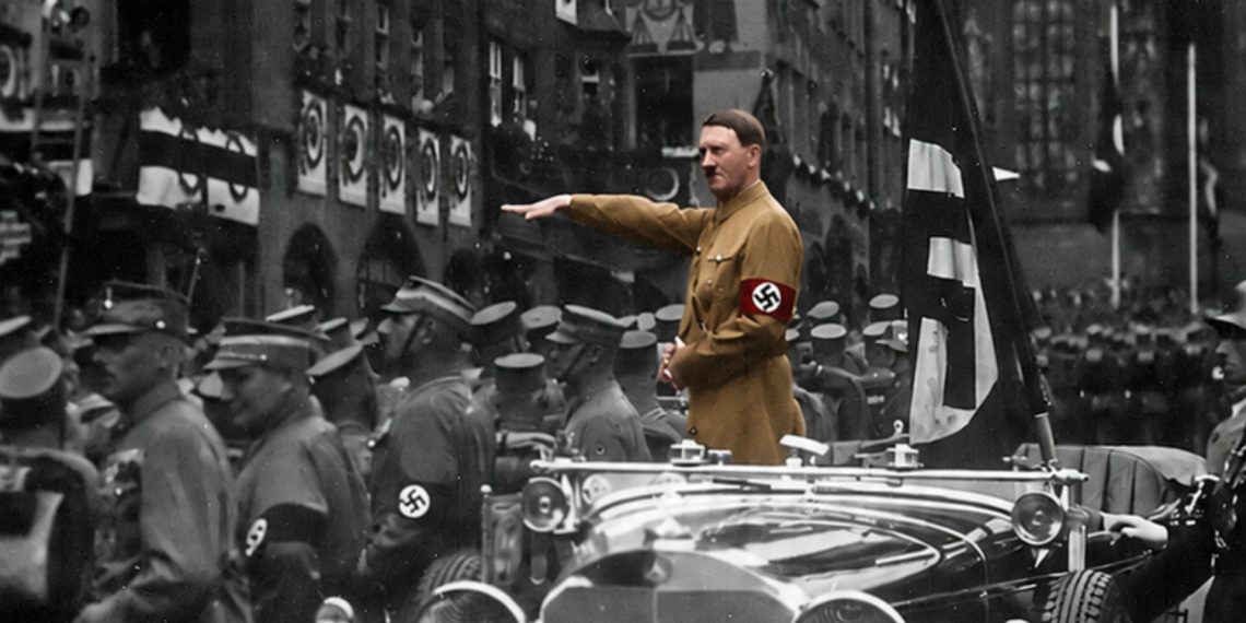 Hitler bei einer Parade auf dem Nürnberger Hauptmarkt anlässlich des Reichsparteitages im September 1935 (Foto: Charles Russell Collection, NARA; gemeinfrei; mit KI eingefärbt)