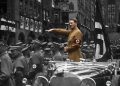 Hitler bei einer Parade auf dem Nürnberger Hauptmarkt anlässlich des Reichsparteitages im September 1935 (Foto: Charles Russell Collection, NARA; gemeinfrei; mit KI eingefärbt)