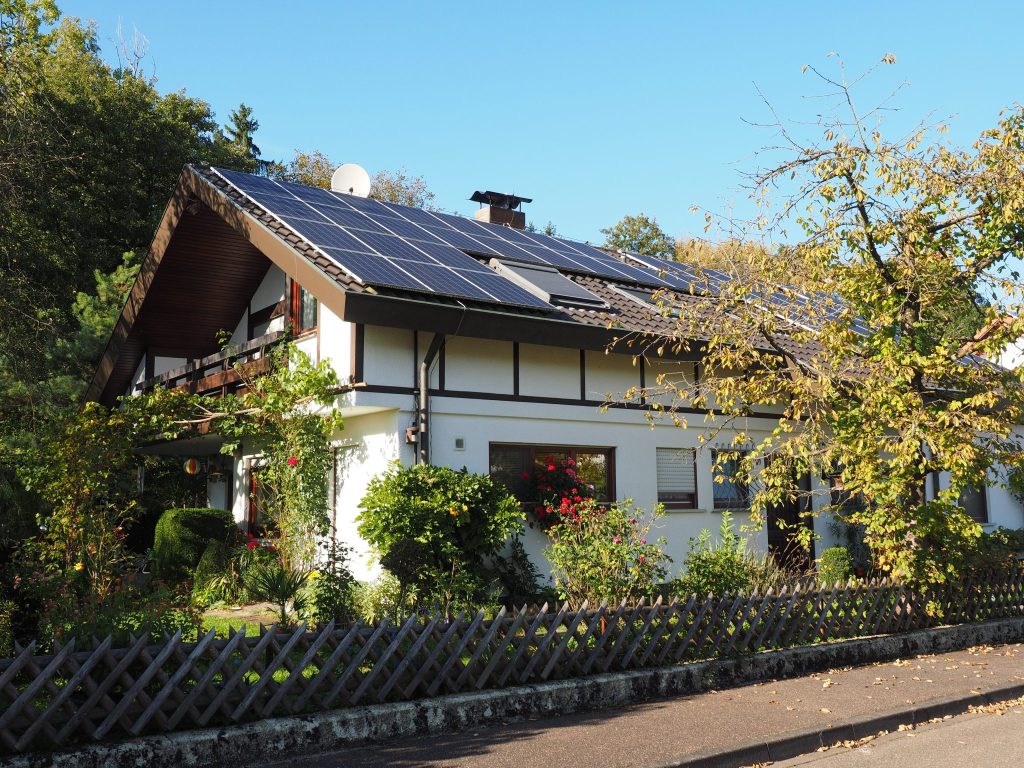Peer-to-Peer, Solar-Strom schenken, PV-Anlage am Dach, Haus