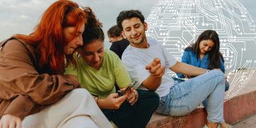 Neue KI-Verordnung will es leichter machen, KI zu erkennen. (Bild: Junge Menschen sitzen an Straßenrand mit Smartphones; Foto: Unsplash)