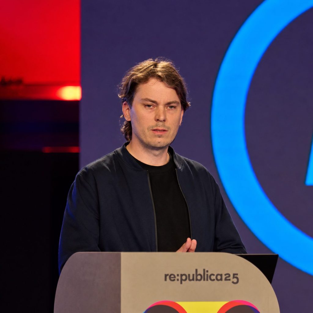 Rainer Mühlhoff erklärt, wie KI-Technologie und der neue Faschismus zusammenhängen. (Foto: Leonhard Lenz/Wikipedia/CC BY 4.0)