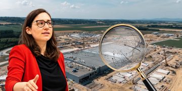 Rechenzentrum Kronstorf als Anlass für Vorstoß der Regierung für UVP-Prüfung für Mega-Rechenzentren. (Foto: Werner Kerschbaummayr/APA; KI-bearbeitet)