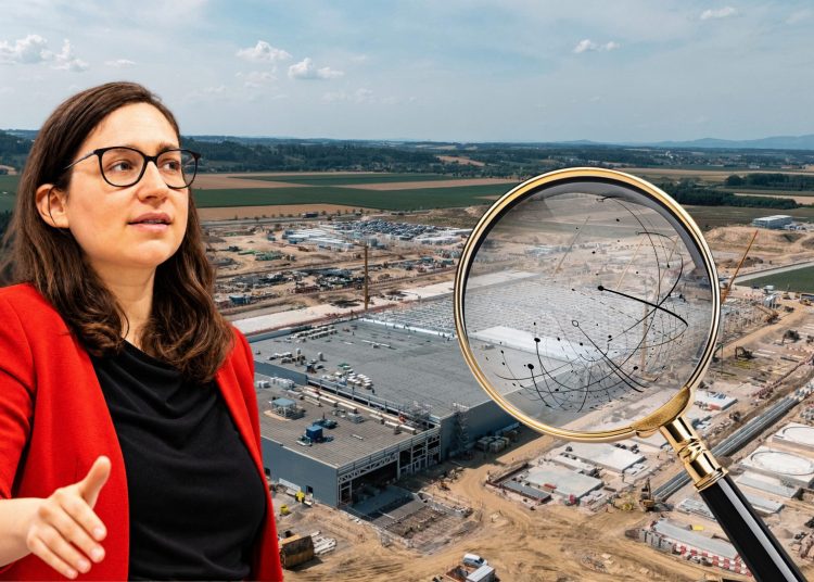 Rechenzentrum Kronstorf als Anlass für Vorstoß der Regierung für UVP-Prüfung für Mega-Rechenzentren. (Foto: Werner Kerschbaummayr/APA; KI-bearbeitet)