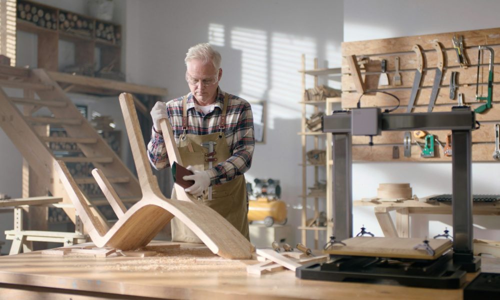 Mann arbeitet als Tischler (Foto: Unsplash)