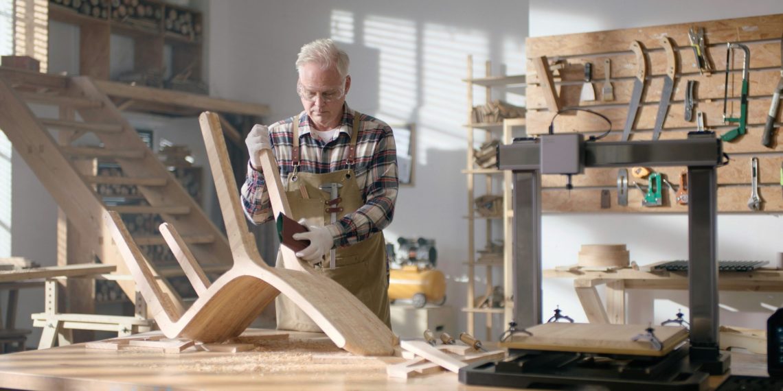 Mann arbeitet als Tischler (Foto: Unsplash)