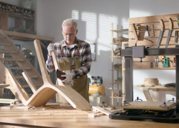 Mann arbeitet als Tischler (Foto: Unsplash)