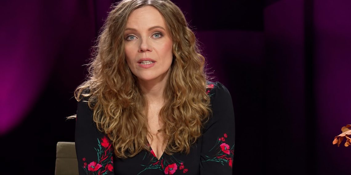 Sarah Bosetti in ihrer Sendung "Bosetti will reden" vom 4. Oktober 2026 (Foto: Screenshot Youtube, KI-optimiert)