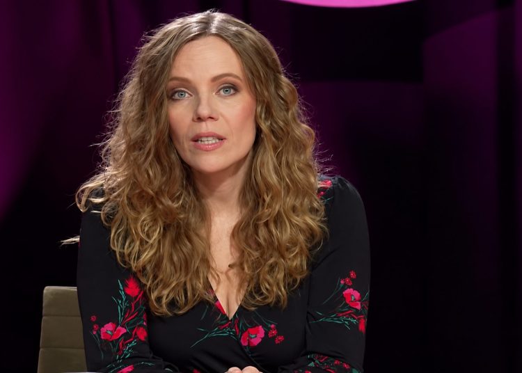 Sarah Bosetti in ihrer Sendung "Bosetti will reden" vom 4. Oktober 2026 (Foto: Screenshot Youtube, KI-optimiert)